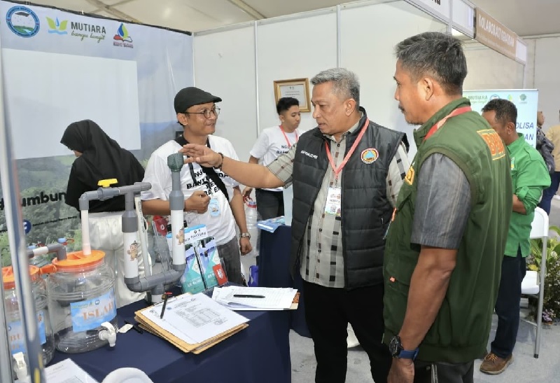 Bupati Rohul Anton didampingi Kalaksa BPBD Rohul H Ridarmanto meninjau salah satu stand pameran saat hadiri Peringatan Bulan PRB di Gor Seni Majapahir Kota Mojokerto, Rabu (1/10/2025).