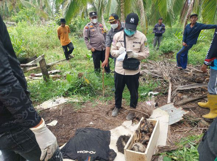 Petugas kepolisian tengah melakukan evakuasi penemuan kerangka manusia di Desa Sungai Asam, Kecamatam Reteh, Kabupaten Inhil, Selasa (2/10/2025).
