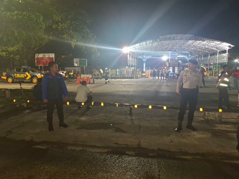 Petugas terlihat berjaga di gerbang masuk area kilang minyak tadi malam.