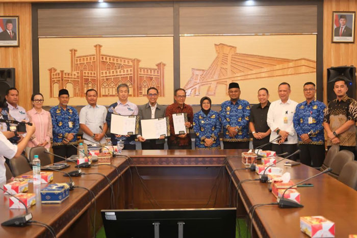 Direktur KITB Suharto, Direktur SS Supardi dan Presdir PT SKY Yoshiyuki Kawamura foto bersama Bupati Afni Z, Ketua DPRD Indra Gunawan, Wabup Syamsurizal serta jajaran dan Komisaris SS Didik Herwanto.