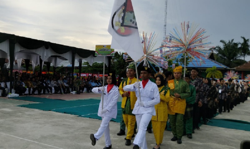 Penampilan parade defile dari sejumlah kabupaten/kota saat pembukaan OMI 2025