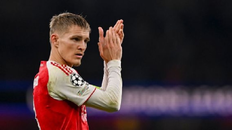 Gelandang Arsenal Martin Odegaard memberikan tepuk tangan kepada para pendukung tuan rumah setelah kemenangan 2-0 atas Olympiakos di Liga Champions.