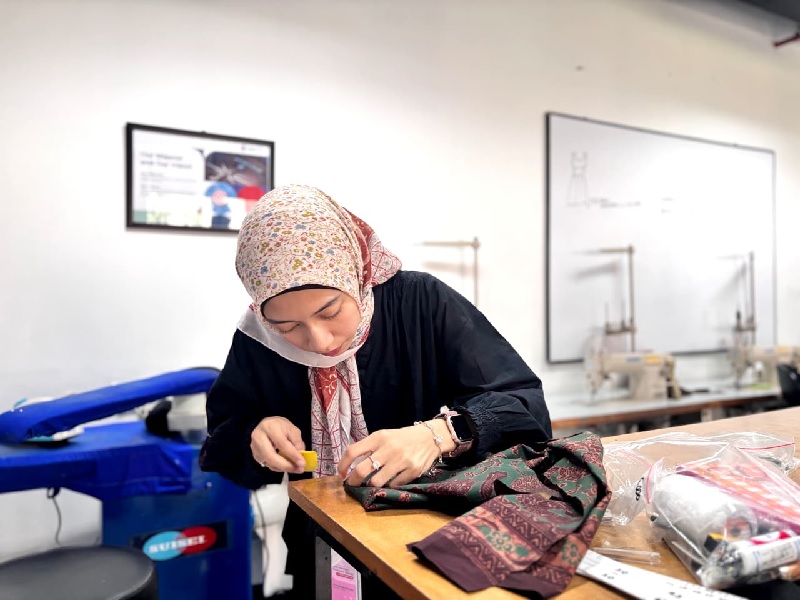 Para pelaku UMKM tidak hanya piawai membatik, tetapi juga kini mulai fasih bicara soal strategi digital, branding, dan pasar ekspor.