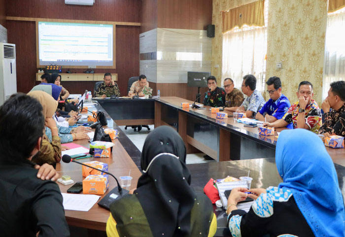 Sekretaris Bapenda Jaka Putra saat memimpin rapat Optimalisasi PAD Kabupaten Kampar tahun 2025 di ruang rapat Kantor Bapenda Kampar, Kamis (2/10/2025).