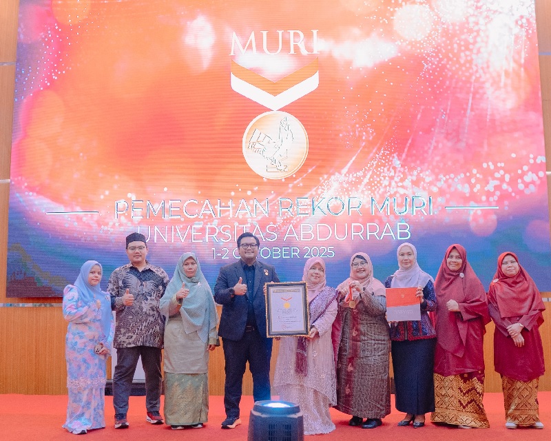 Universitas Abdurrab kembali mencatatkan Rekor MURI, kali ini melalui penulisan esai biografi tokoh terbanyak.