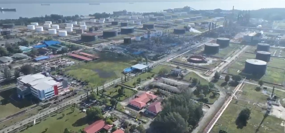 Beberapa bagian di sekitar Kilang Pertamina Refinery Unit (RU) II Dumai yang terbakar terlihat hangus, Kamis (2/10/2025).