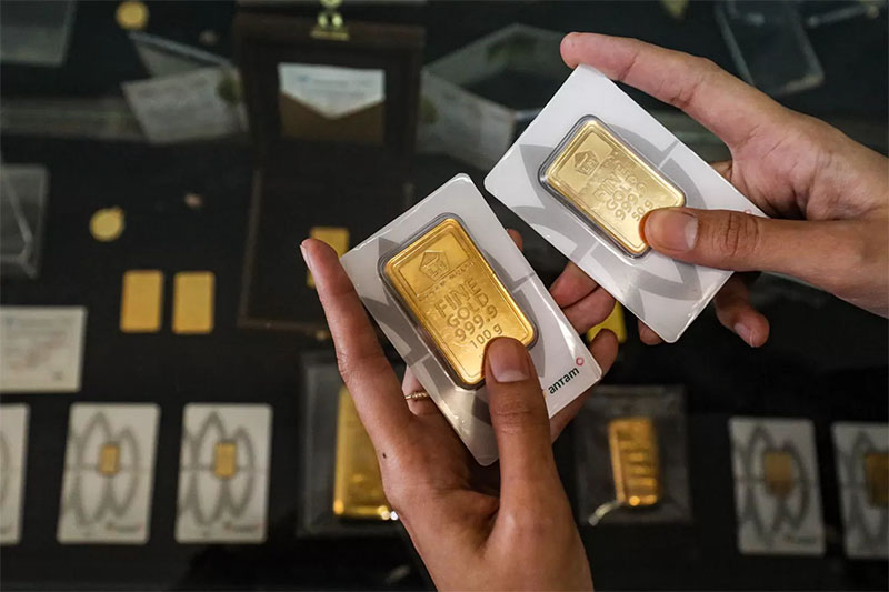 Petugas menunjukkan emas Antam di Butik Emas Logam Mulia PT. Aneka Tambang (Antam) di kantor pusat Jalan TB. Simatupang, Jakarta.
