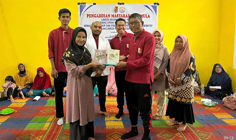Tim Pengabdian Universitas Rokania menyerahkan bantuan alkes yang diterima Kasek Lansia Melati Hj Almi Yelli, usai laksanakan program PMP Lansia Segar, Kamis (2/10/2025).