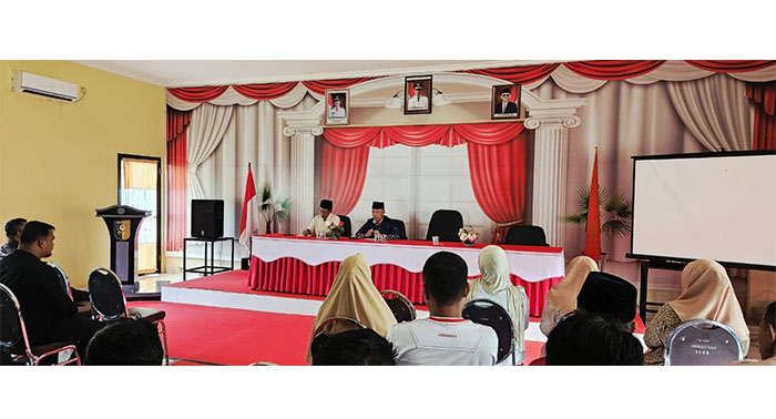Camat Sentajo Raya, Hevi H Antoni memimpin rapat persiapan perayaan kegiatan menyambut HUT Kuansing dan HUT Kecamatan Sentajo Raya, Jumat (3/10/2025) di Kantor Camat Sentajo Raya.