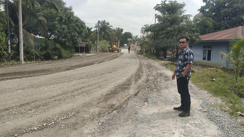 Perbaikan ruas Jalan Garuda Sakti di Desa Pantai Cermin Kabupaten Kampar oleh dinas PUPR Riau.