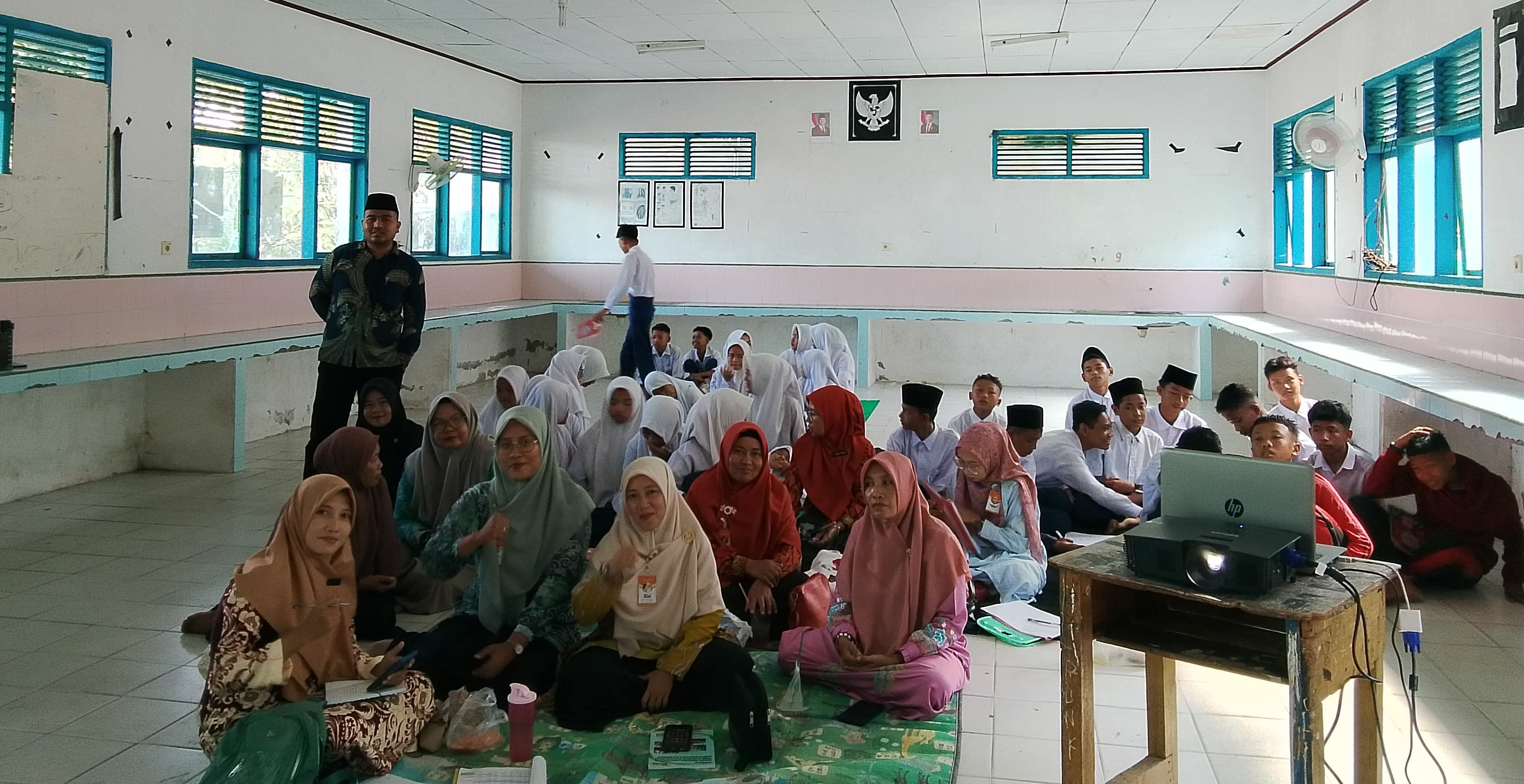 Puluhan pelajar nonton bareng Film G30S/PKI di Aula MTs YPPI Bengkalis, Kamis (2/10/2025).