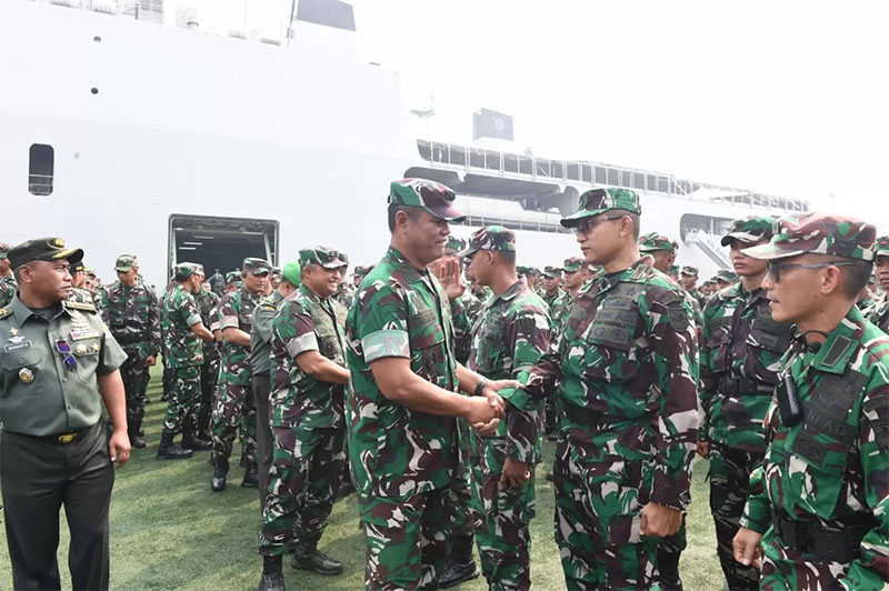 Wakasad Letjen TNI Tandyo Budi melepas prajurit TNI AD dari Dermaga Kolinlamil, Jakarta Utara.