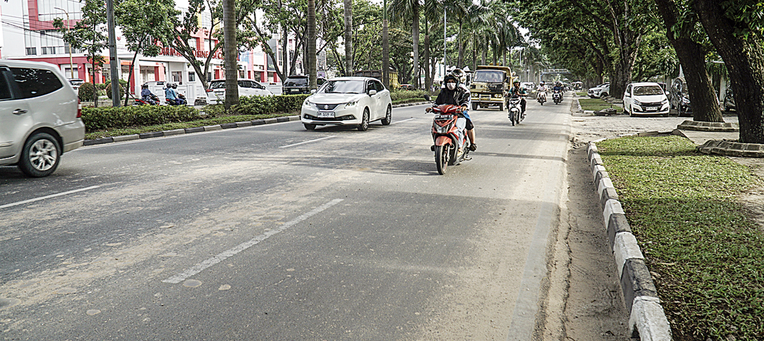 Ceceran tanah timbun terdapat di Jalan Jenderal Sudirman, Pekabaru, Rabu (1/10/2025) ft: MHD AKHWAN/RIAUPOS