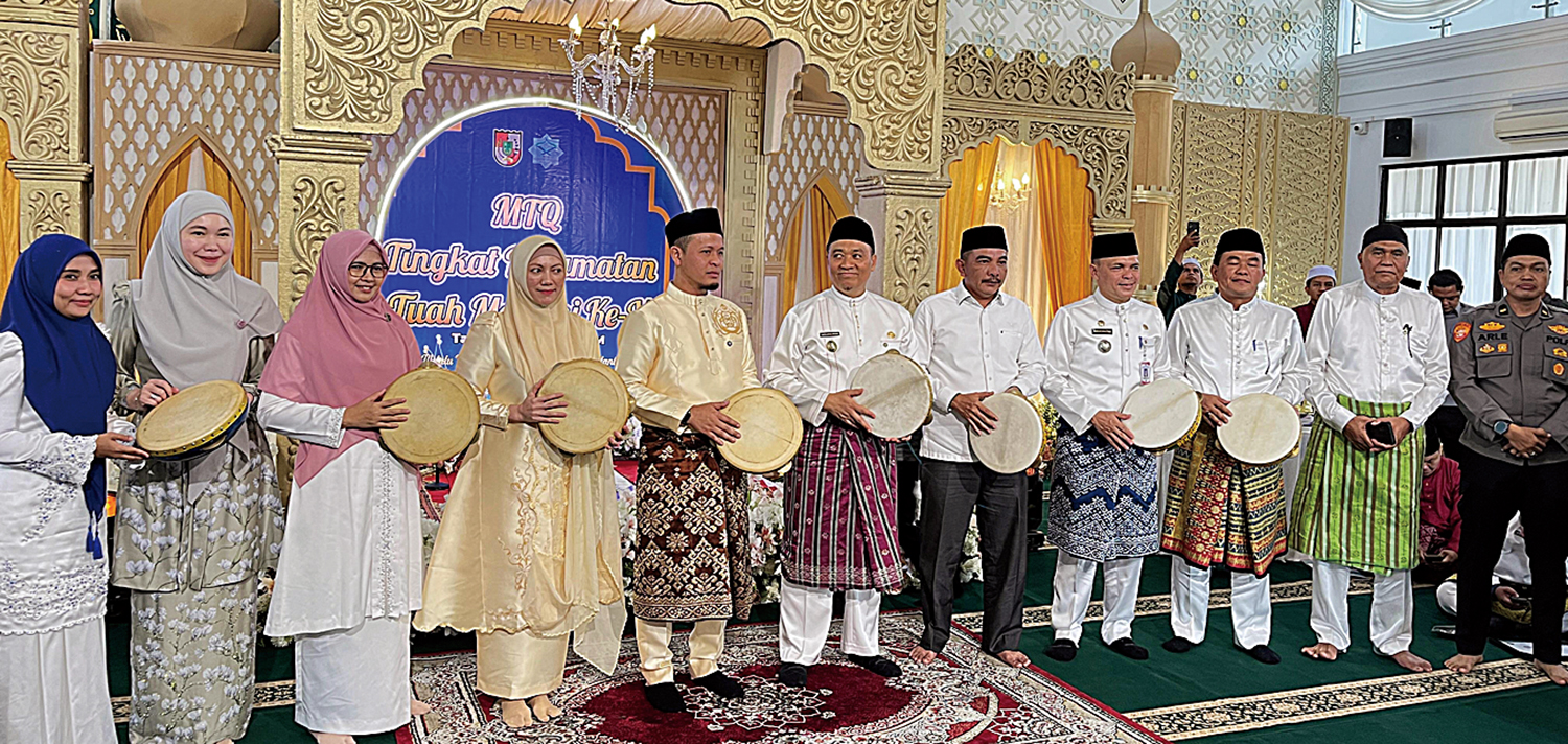 Wali Kota Pekanbaru Agung Nugroho beserta istri dan Wawako Pekanbaru Markarius Anwar beserta istri, dan pejabat Pemko Pekanbaru memukul rebana sebagai tanda pembukaan MTQ V tingkat Kecamatan Tuah Madani, Kamis (2/10/2025).