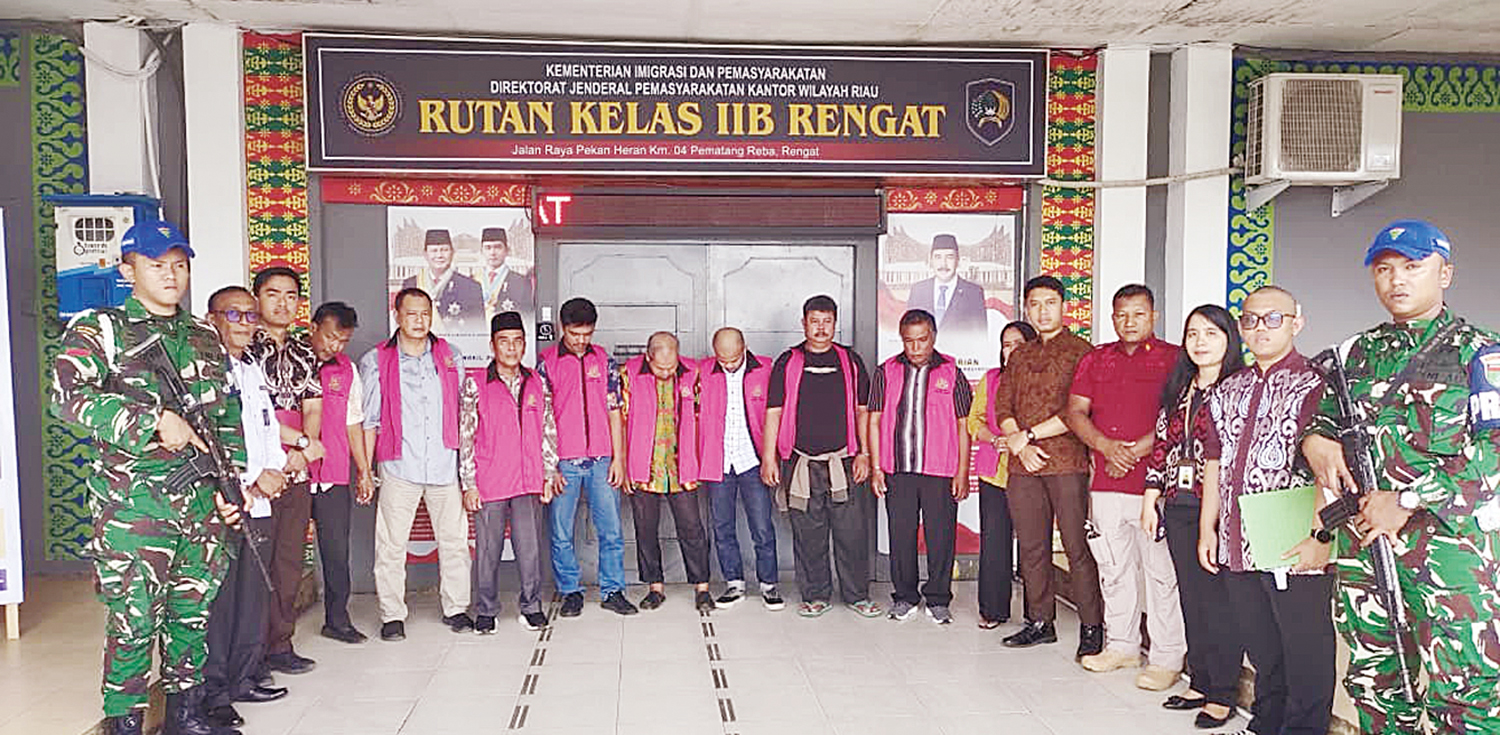 DIKAWAL APARAT: Sembilan tersangka dugaan korupsi di Perumda BPR Indra Arta mendapat pengawalan aparat saat akan dititipkan ke Rutan Kelas IIB Rengat, Inhu, Kamis (2/10/2025).