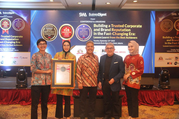 CEO RS Awal Bros Group, Arfan Awaloeddin (tengah, batik) dan jajaran RS Awal Bros Group saat menerima penghargaan Most Reputable Companies 2025 yang digelar oleh SWA Media Group  dan Business Digest