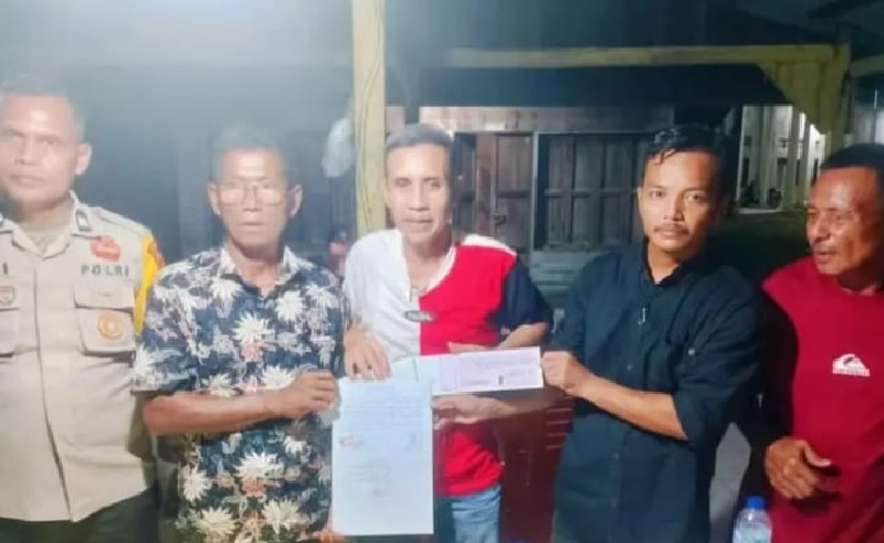 Tim Pengelola Tanaman Kehidupan menyerahkan pembagian dana fee tanaman kehidupan kepada warga usai menggelar rapat dan musyawarah bersama di Los Pasar Desa Sungai Ara, Kecamatan Pelalawan, baru-baru