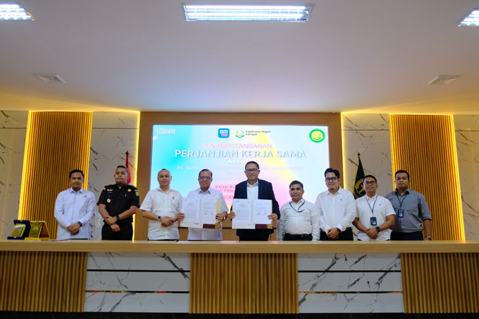 Pimpinan BRI Cabang Bangkinang Adi Prasetia Wardhana (lima kanan) menandatangani kerja sama dengan Kajari Kampar Dwianto Prihartono (empat kiri) di Aula Kejari Kampar pada Rabu (1/10/2025).
