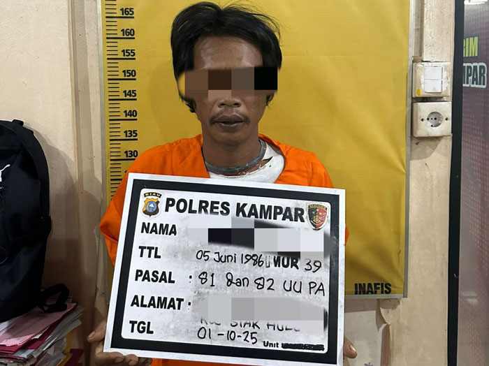 Pria berinisial MI (39), warga Kecamatan Siak Hulu, Kabupaten Kampar saat diamankan Unit PPA Polres Kampar karena menncabuli anak tirinya.