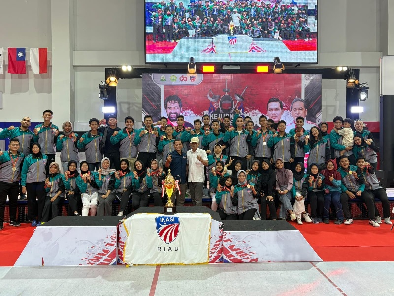 Kontingen Anggar Riau foto bersama usai mengikuti Kejuaraan Nasional Anggar 2025 di Gedung Anggar Stadion Harapan Bangsa Banda Aceh, Kamis (2/10/2025).