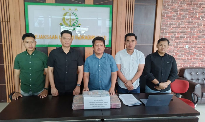 Intelijen, Hamiko SH MH didampingi Kasi Pidsus, Leonard Sarimonang Simalango SH dan tim penyidik  saat melihatkan uang sitaan, Jumat (3/10/2025).