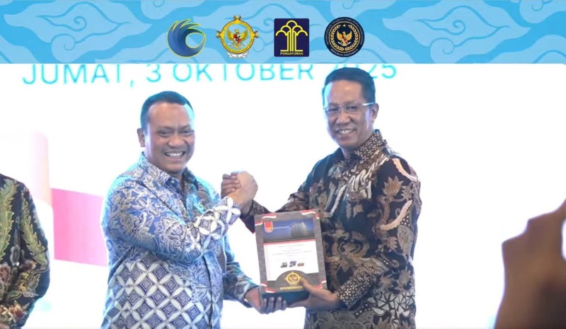 Menteri Hukum Supratman Andi Agtas (kanan) menerima LHP BPK RI atas Laporan Keuangan Kementerian Hukum dari Pimpinan Pemeriksaan Keuangan Negara I BPK RI Nyoman Adhi Suryadnyana, yang tampil di layar