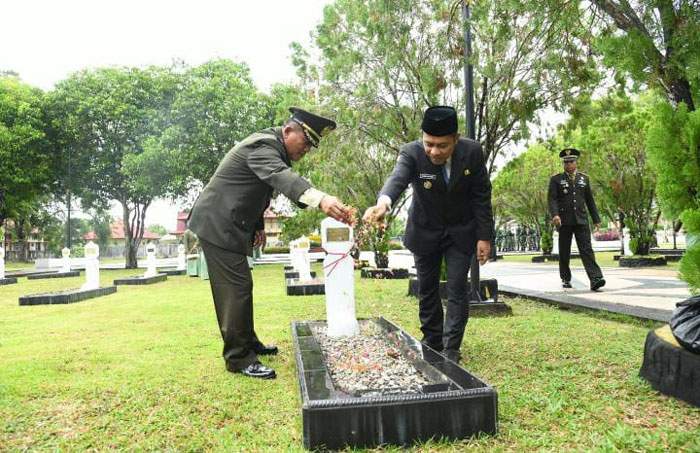 Kasdim 0303/Bengkalis bersama Wabup Bagus Santoso menabur bunga diatas pusara pahlawan nasional sempena HUT ke-80 TNI TMP Kusuma Kesatria, Bengkalis, Jumat (3/10/2025).