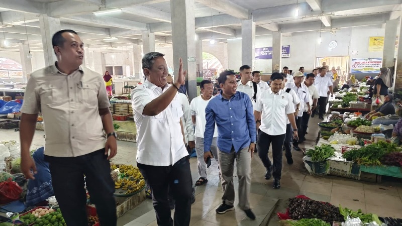 Bupati Rohul Anton ST MM (dua kiri) meninjau kondisi pedagang yang berjualan di Pasar Modern Pasirpengaraian, baru-baru ini.