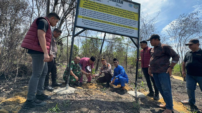 Polresta Pekanbaru dan Forkompinda melakukan pemasangan plang dan peringatan cegah Karhutla yang berada di Kecamatan Rumbai, Kota Pekanbaru, pada Jumat (3/10/2025).