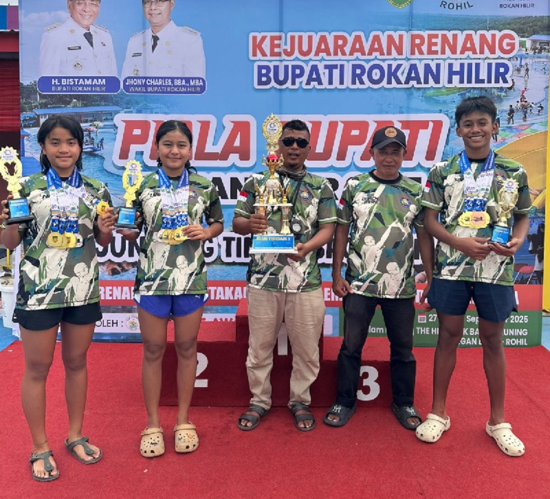 Tiga perenang Wirabima Swimming Club Pekanbaru peraih predikat terbaik Kejuaraan Renang Bupati Rokan Hilir 2025 M Arkaan Alfarabi Simbolon, Marsia Lubna Sambudi, dan Valeria Naomi Belva Gultom.