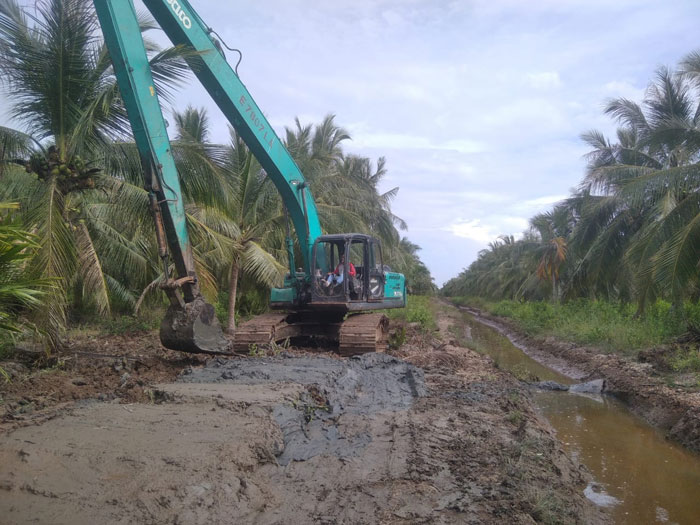 Progress awal pembangunan tanggul di Desa sungai Simbar yang dilakukan Sambu Group