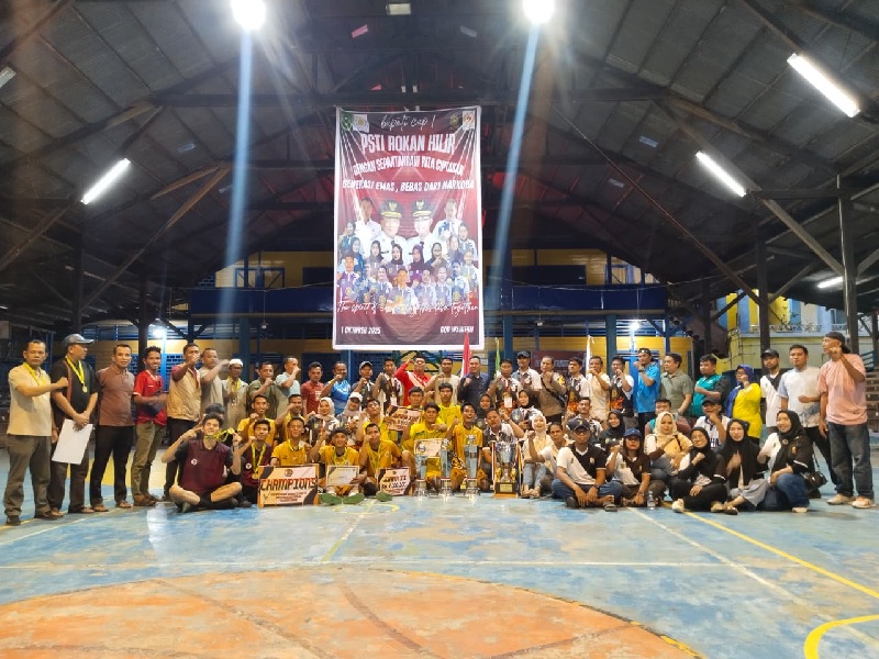 Ketum KONI Rohil Riwansyah, bersama para pemain takraw, pelatih, pengurus KONI, PSTI usai penutupan Bupati Rohil Cup I di GOR Wahidin, di Bagansiapiapi, Jumat (3/10/2025).