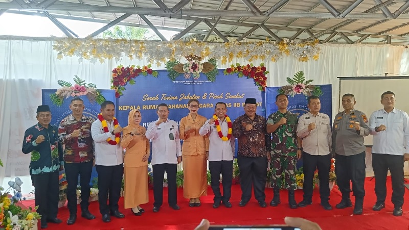 Pejabat Kepala Rutan baru dan yang lama foto bersama dengan Pj Sekda dan Forkopimda, Kamis (2/10/2025)
