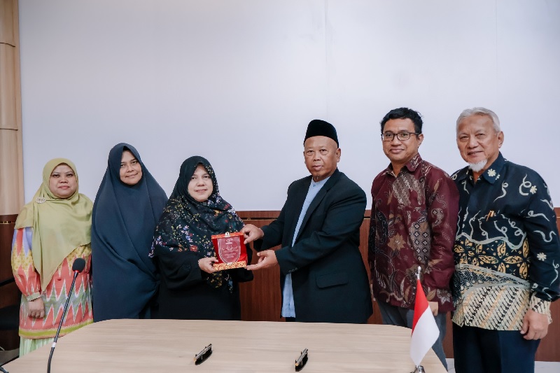 Ketua Pembina Yayasan Abdurrab Dr. dr. Susiana Tabrani MPd didampingi Wakil Rektor I, Apt. Isna Wardaniati, M.Farm, Wakil Rektor II Liza Trisnawati, M.Kom, Wakil Rektor III, dr. May Valzon, M.Sc.