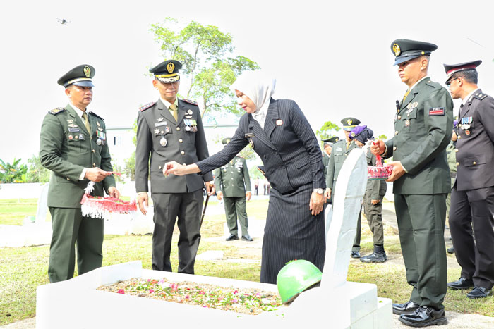 Wakil Bupati Inhil, Yuliantini saat memimpin upacara dan tabur bunga saat ziarah di Makam Pahlawan, Jalan Baharuddin Yusuf,Tembilahan Hulu, Jumat (3/10/2025).