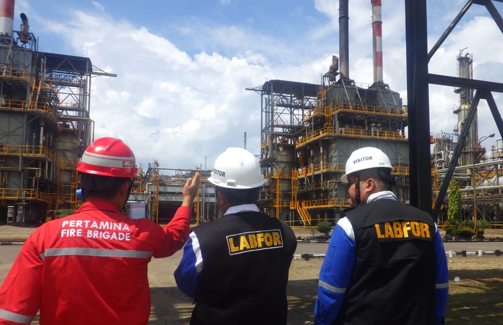 Tim Bidang Laboratorium Forensik Polda Riau saat melakukan pantauan TKP kebakaran Kilang Pertamina Refinery Unit  II Dumai dari radius 100 meter, Jumat (3/10/2025).