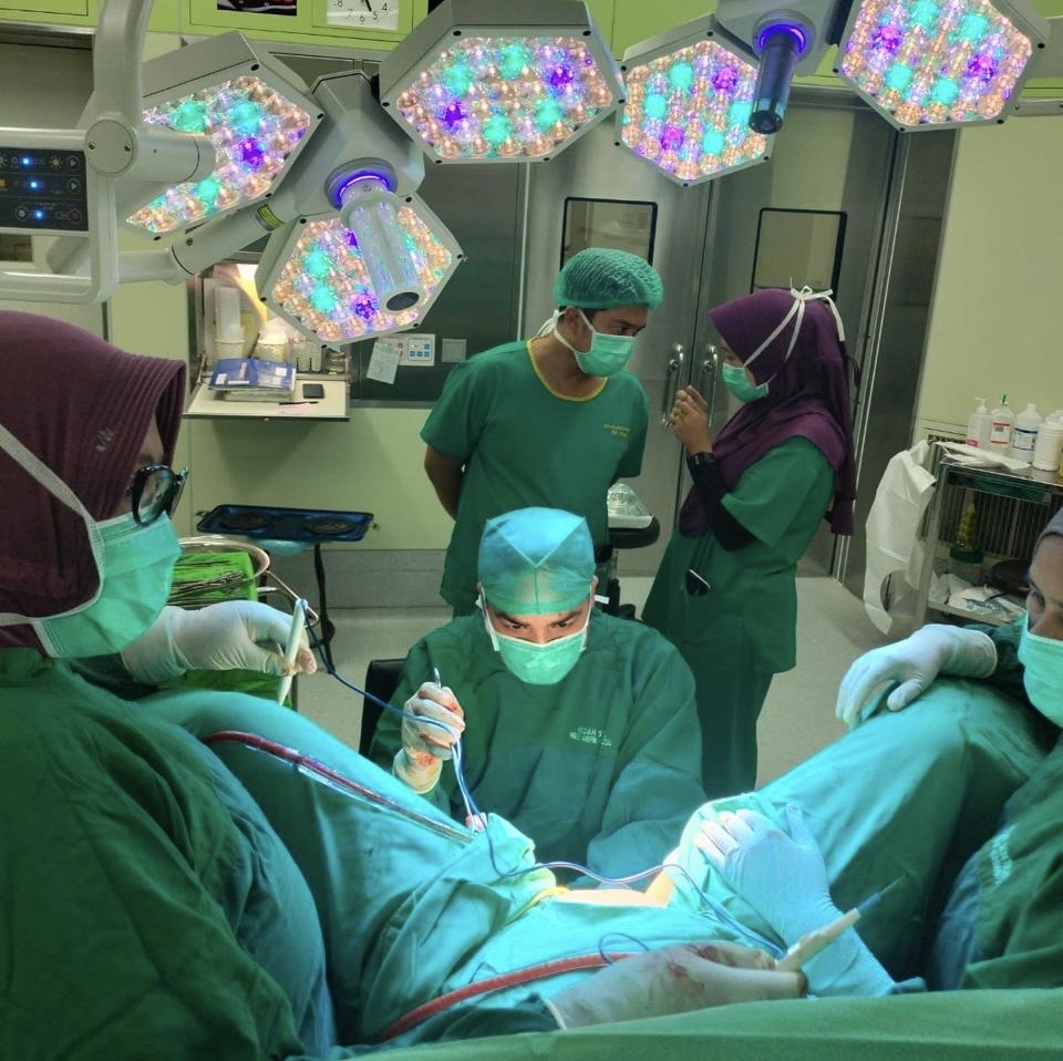 Tim dokter RSUD Arifin Achmad saat melakukan tindakan operasi rekonstruksi pasien yang tidak memiliki rahim dan liang vagina, baru-baru ini.