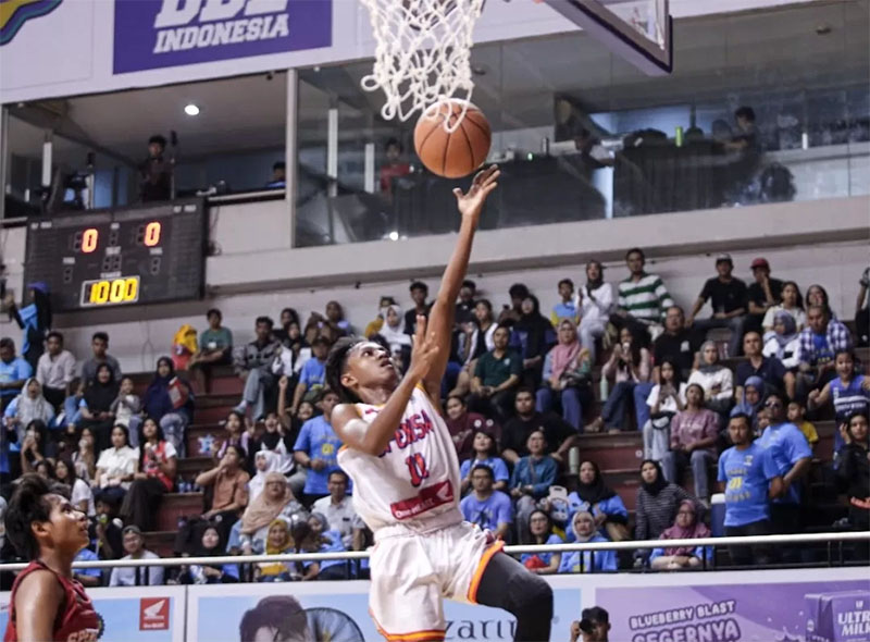 Pertandingan Spensa melawan SMPN 21 Surabaya 19-10 di Junior Exhibition Games 2025, DBL Arena Surabaya.