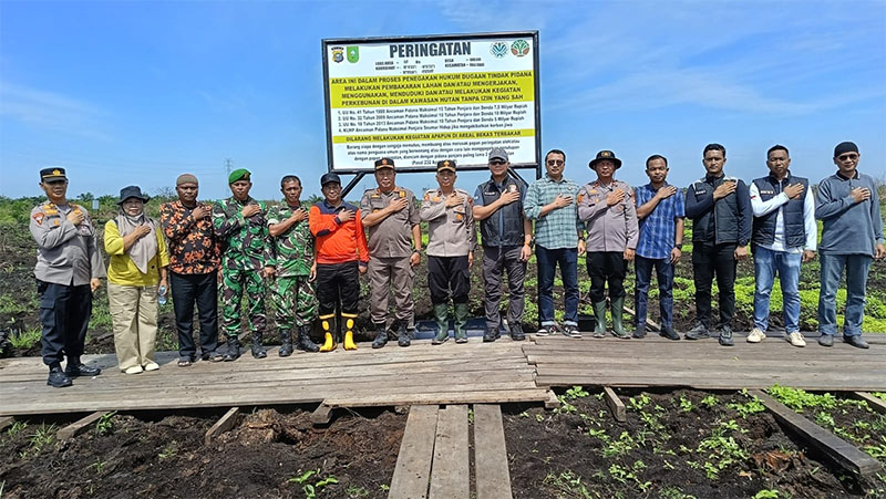 Waka Polres Inhu, Kompol Manapar Situmeang SH SIK MH bersama Forkopimda foto bersama usai pemasangan plang peringatan, Sabtu (4/10/2025).