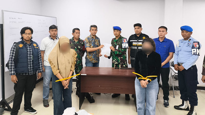 Dua pelaku dan barang bakti sabu saat diamankan petugas gabungan di Bandara Internasional Sultan Syarif Kasim (SSK) II Pekanbaru, Jumat (3/10/2025).