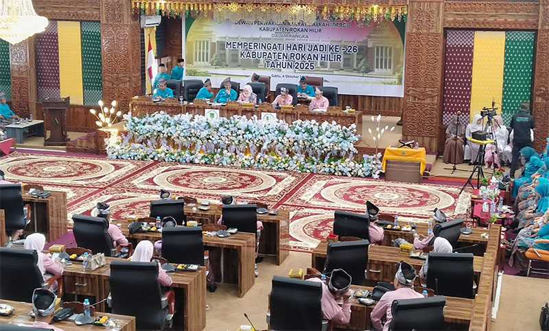 Ketua DPRD Rohil Ilhammi memimpin paripurna peringatan hari jadi Rohil di Bagansiapiapi, Sabtu (4/10/2025).