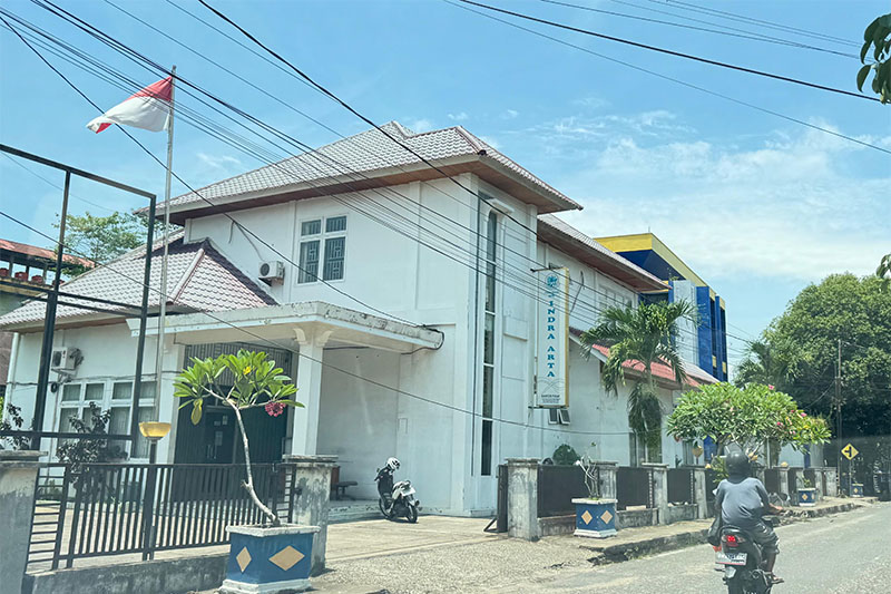 Seorang warga melintas di Jalan Bupati Tulus Rengat, tepatnya di depan Kantor BPR Indra Arta, Sabtu (4/10/2025).