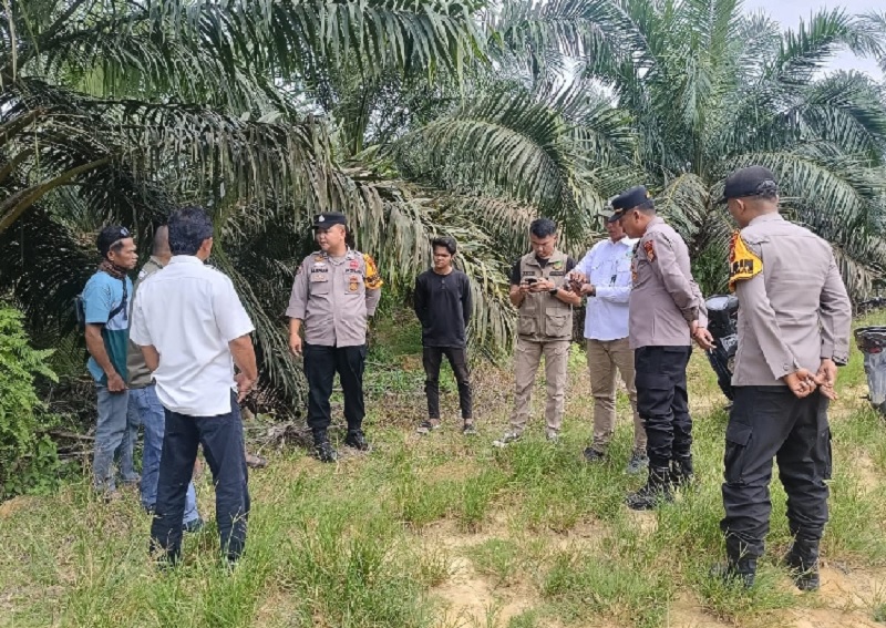 Kapolsek Kiri Hilir Hilir Iptu Ferry Curie Ambarita bersama tim gabungan turun langsung ke lokasi untuk melakukan pengecekan dan sosialisasi kepada warga Desa Penghidupan.