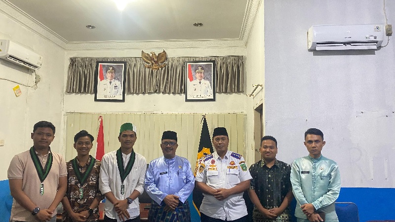 Plt Kadishub Rohul Minarli Ismail didampingi Kabid LLAJ Arie Gunadi foto bersama pengurus HMI usai menerima audiensi di Kantor Dishub Rohul. Jumat (3/10/2025).
