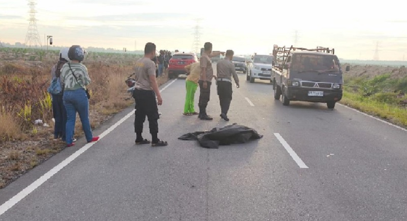 Personel Satlantas Polres Siak melakukan olah tempat kejadian perkara (TKP) atas kecelakaan lalu lintas di Jalan Perawang-Pekanbaru PT SIR Tualang, Kabupaten Siak, Sabtu (4/10/2025).