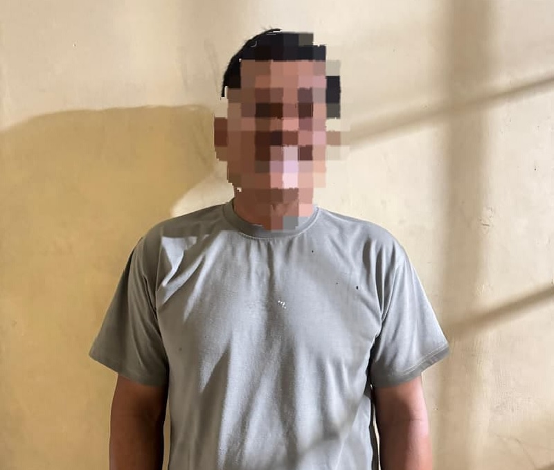 AK (49) tersangka pembunuhan terhadap adiknya di Desa Sendayan, Kecamatan Kampar Utara, Kabupaten Kampar, Jumat malam (3/10/2025).