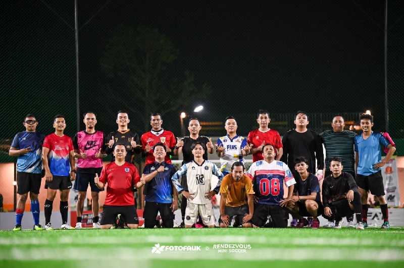 Tim Mini Soccer Forwaka dan Kejari Pekanbaru berfoto bersama di Lapangan Dipo, Jumat (3/10/2025) lalu