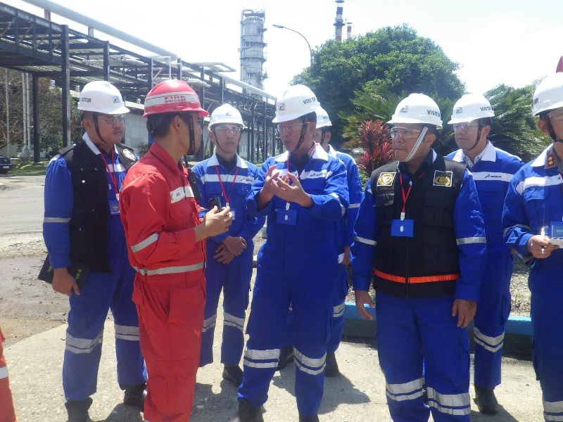 Dirkrimum Polda Riau Kombes Pol Asep Darmawan saat berbincang dengan petugas Pertamina saat melakukan pengamatan dan olah TKP kebakaran kilang, Jumat (3/10/2025).