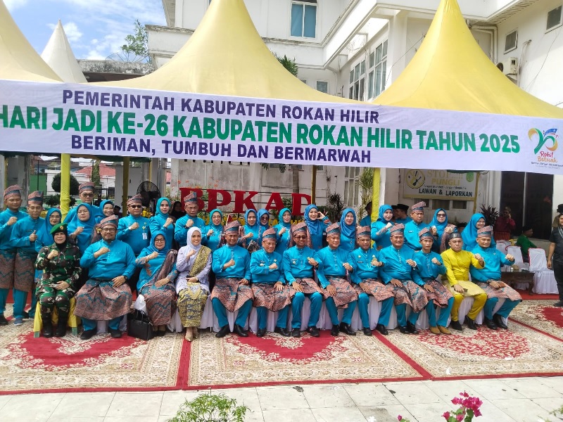 Bupati Rohil H Bistamam, Wabup Jhony Charles, Sekdakab H Fauzi Efrizal foto bersama sejumlah pejabat forkopimda dan kepala OPD di lingkungan Pemkab Rohil.