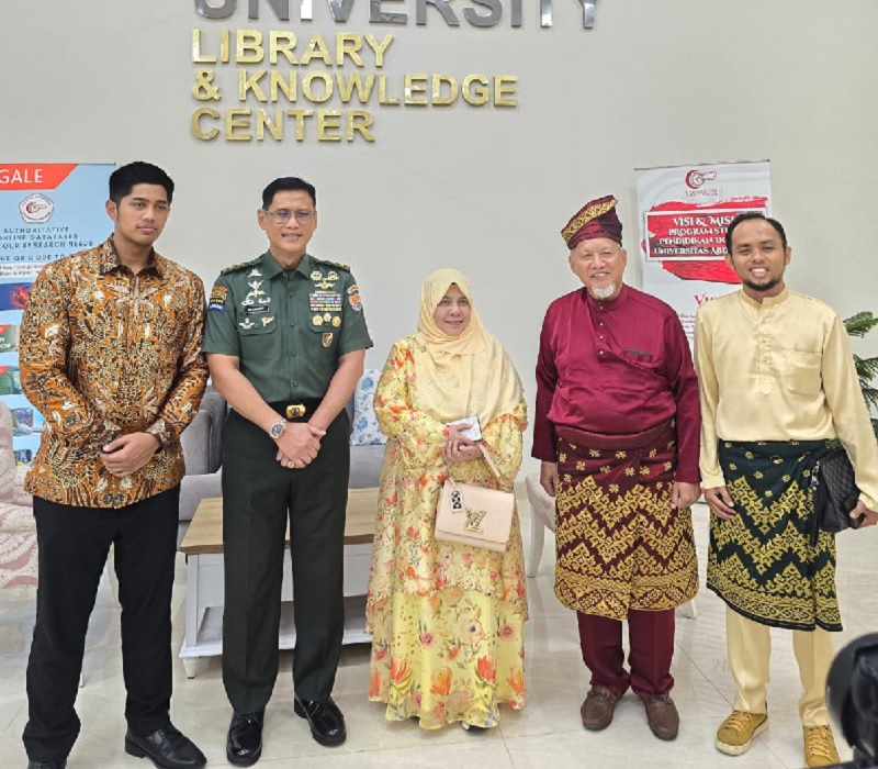 Ketua Pembina Yayasan Abdurrab Dr. dr. Susiana Tabrani MPd foto bersama saat menerima kunjungan Deputi Bidang Sistem Nasional Wantannas RI Mayor Jendral TNI Dr. Tri Yuniarto.